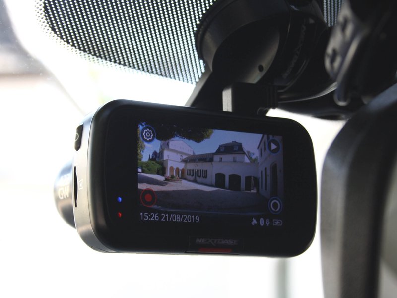 Display einer Rückfahrkammera, das an der Scheibe befestigt ist